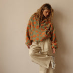 Fleece sweateren foldet, der viser hele blomstermotivet