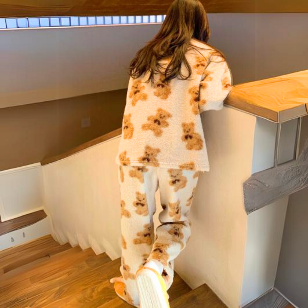 Hyggeligt Fluffy Pyjamassæt med Bjørneprint