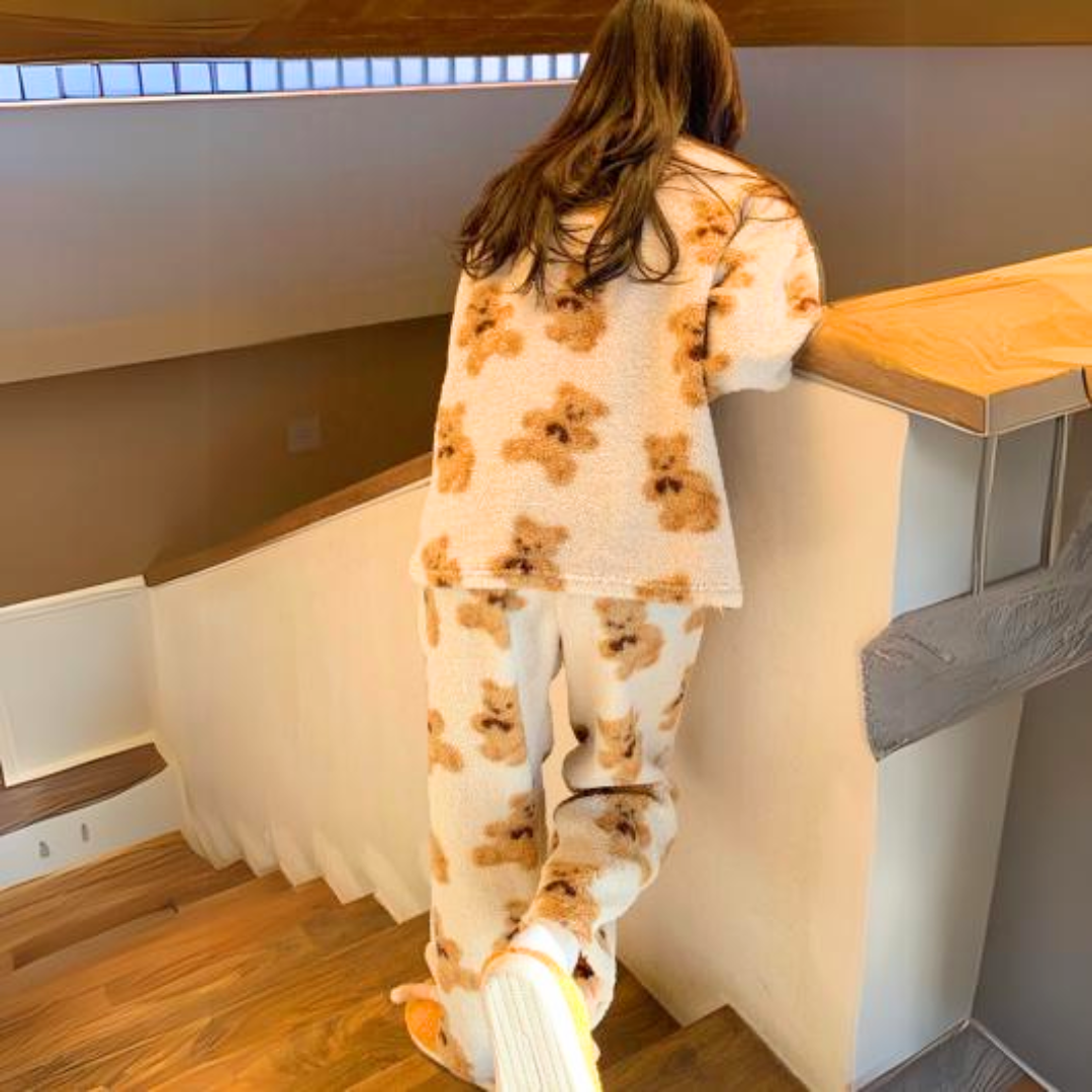 Hyggeligt Fluffy Pyjamassæt med Bjørneprint