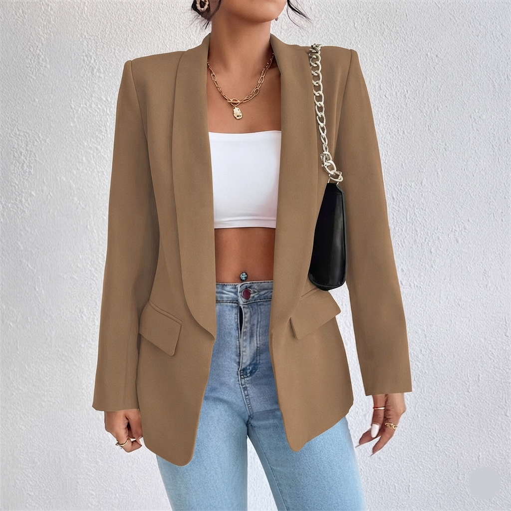 Blazer med Sjalskrave og Et-Knaps Lukning i farven Beige, stylet på model