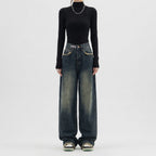 Baggy jeans med vide ben set fra siden