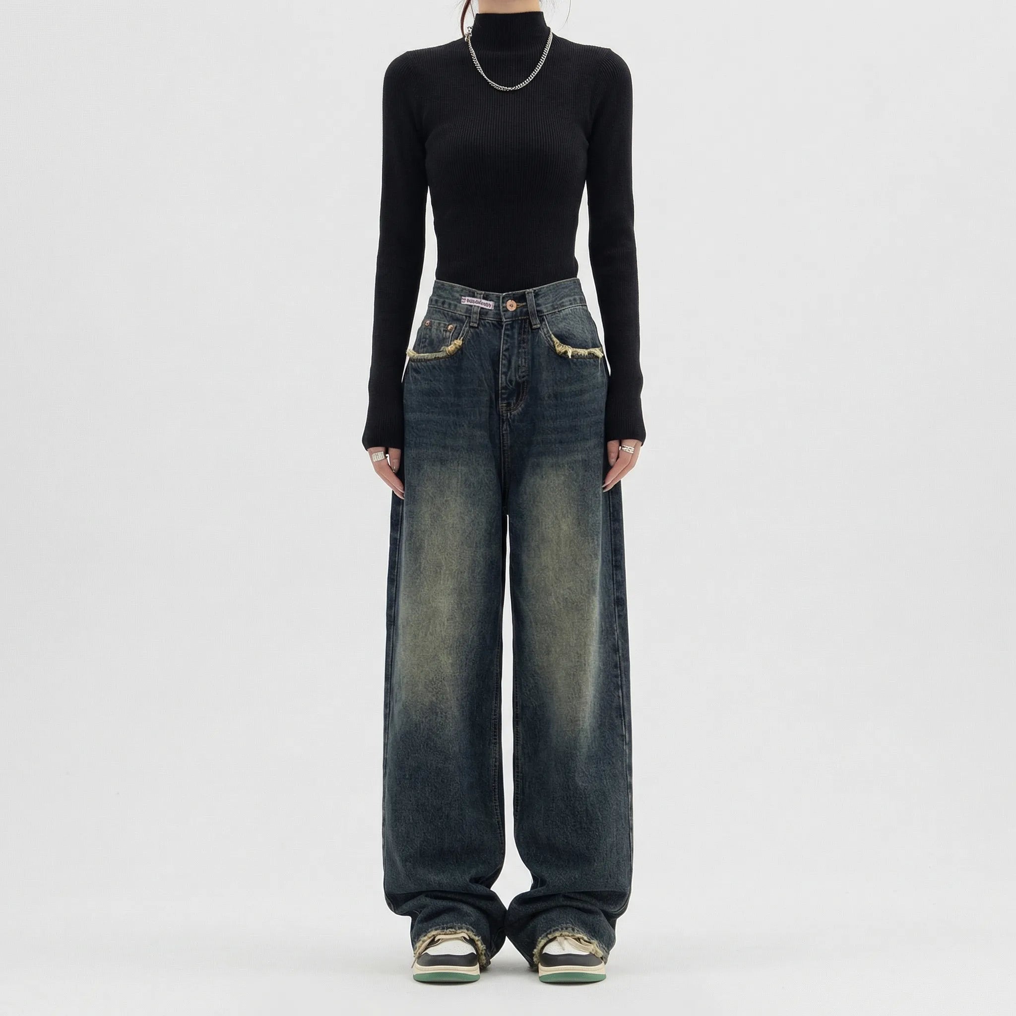 Baggy jeans med vide ben set fra siden