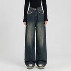 Baggy jeans med høj talje båret i et afslappet outfit