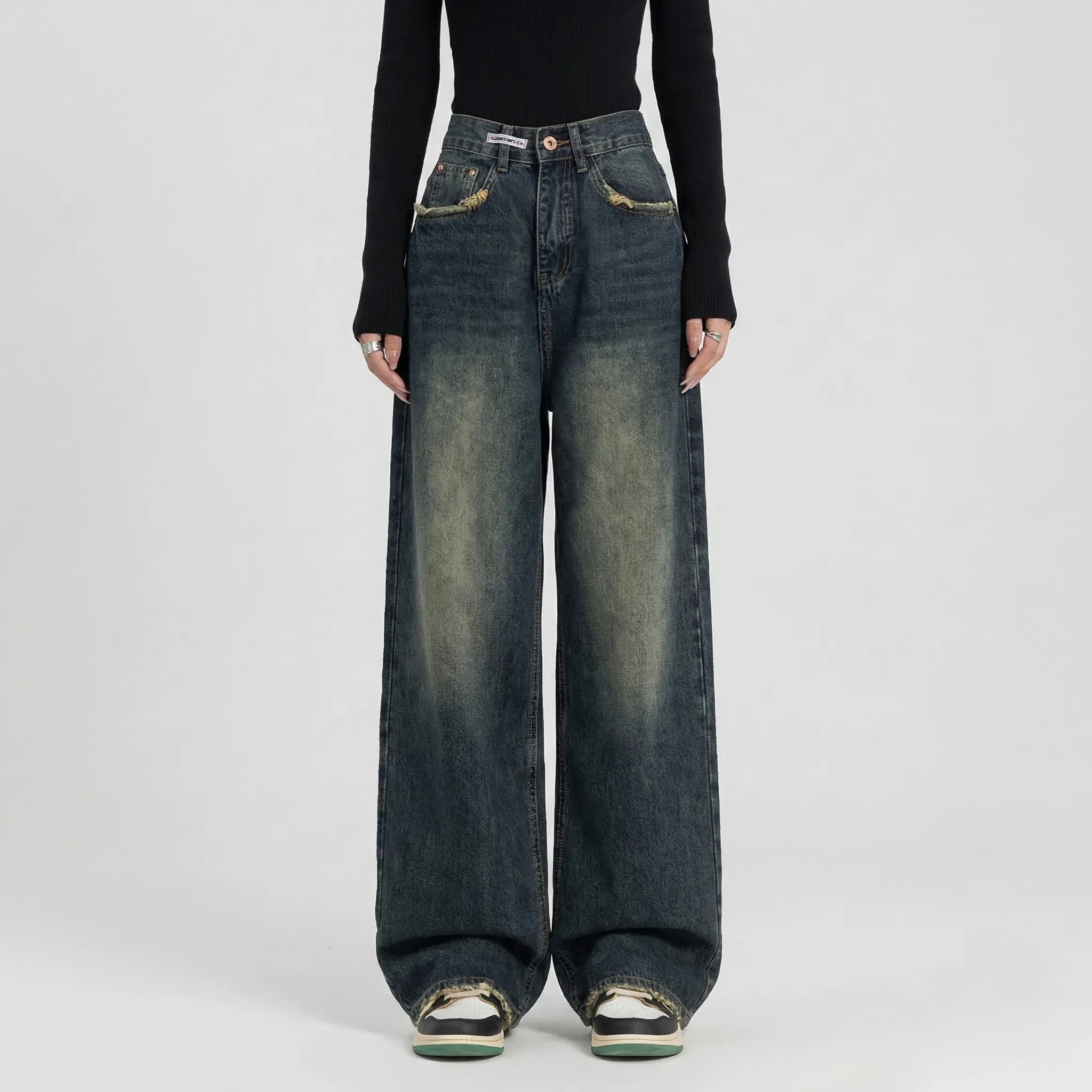 Baggy jeans med høj talje båret i et afslappet outfit