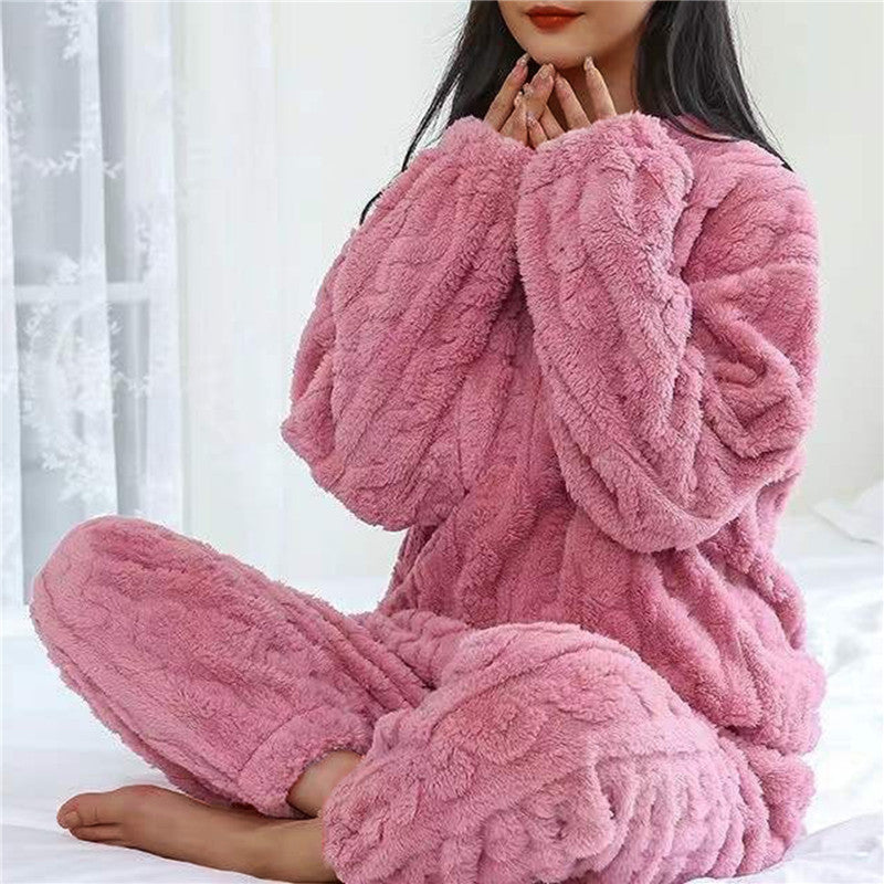 Varmt Strikket Pyjamasæt med Lange Ærmer til Damer – båret på model