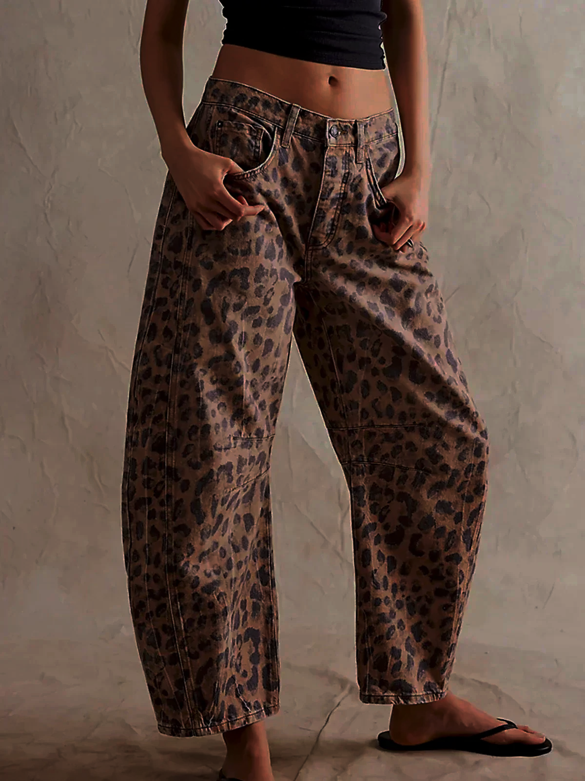 Leopardmønstrede Barrel Jeans til Damer – detalje 2