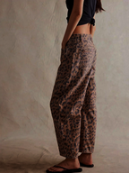 Leopardmønstrede Barrel Jeans til Damer – detalje 3