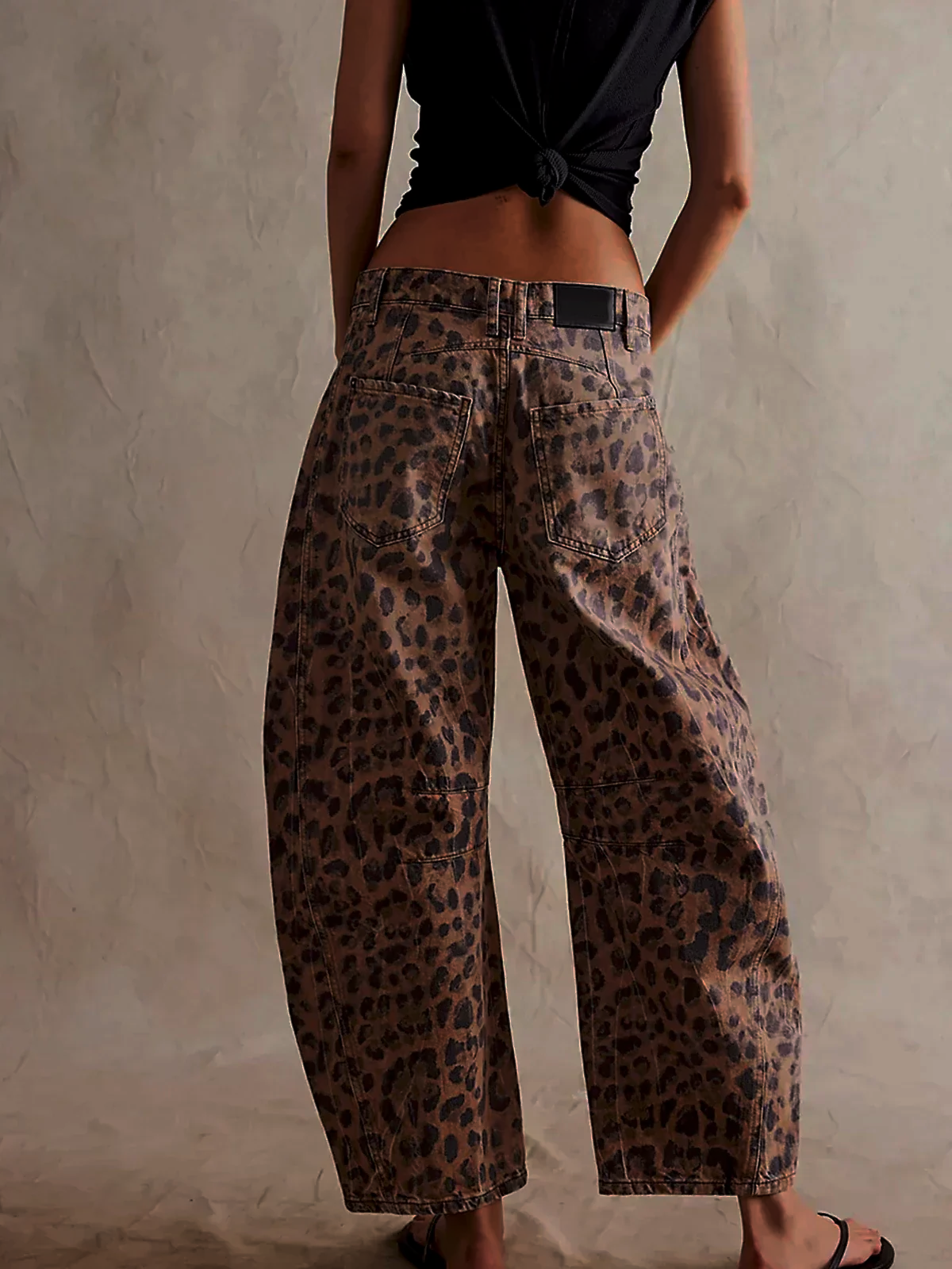 Leopardmønstrede Barrel Jeans til Damer – detalje 4