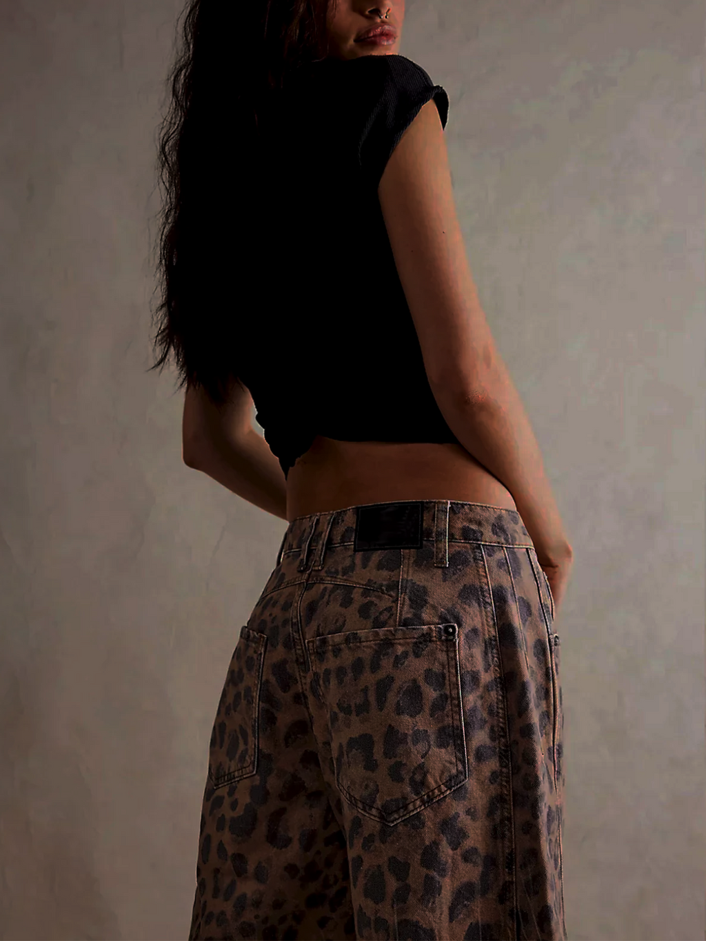 Leopardmønstrede Barrel Jeans til Damer – detalje 5