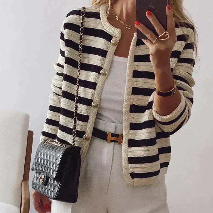 Eileen slank stribet cardigan med moderne knapper til damer