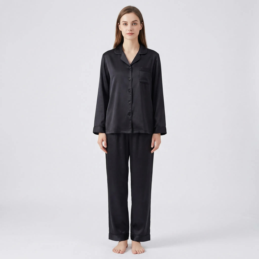 Elegant Satinpyjamas med Sjalskrave til Damer – båret på model