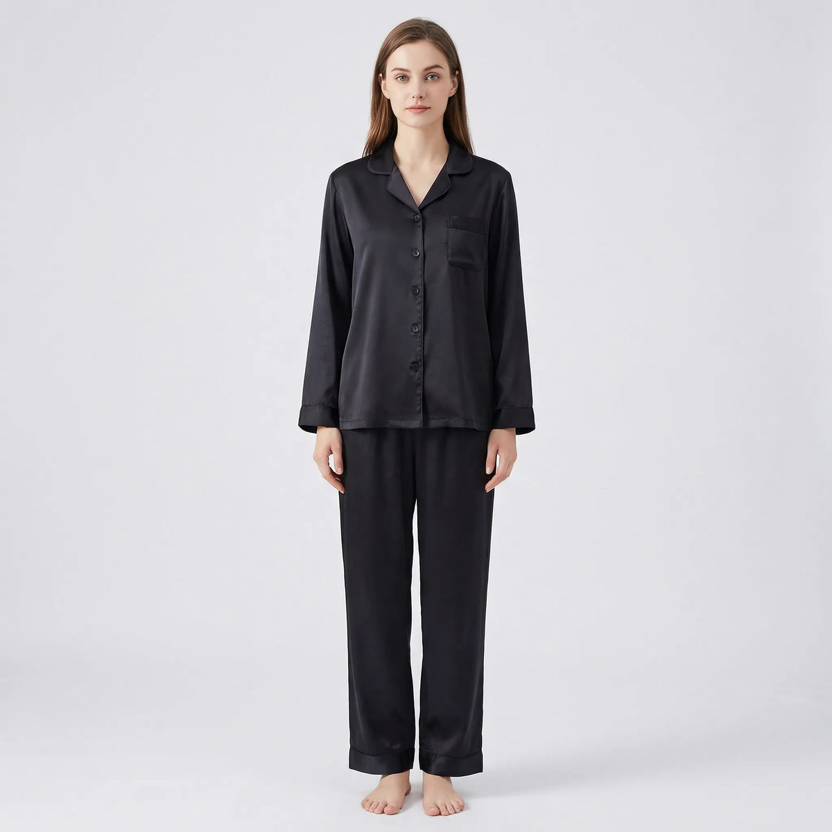 Elegant Satinpyjamas med Sjalskrave til Damer – båret på model
