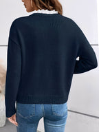 V-hals sweater med blondekant i blå, forfra