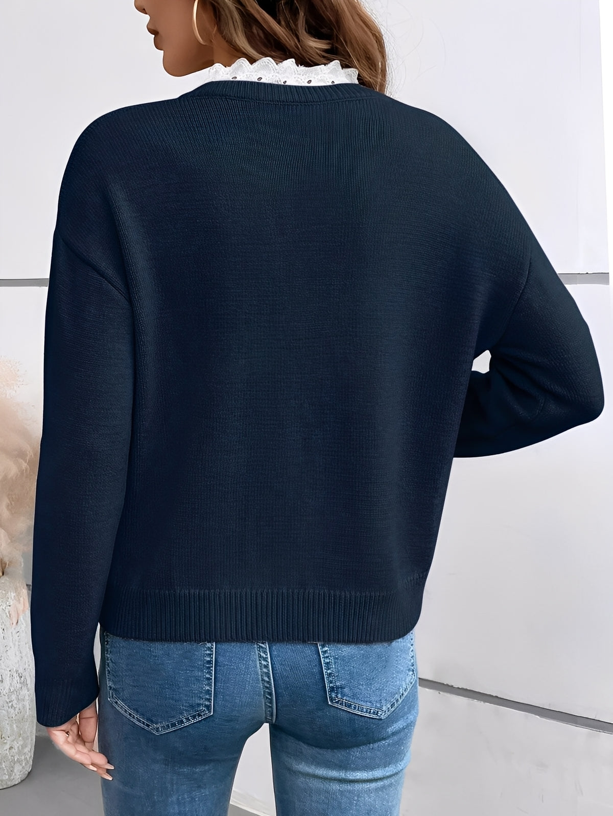 V-hals sweater med blondekant i blå, forfra