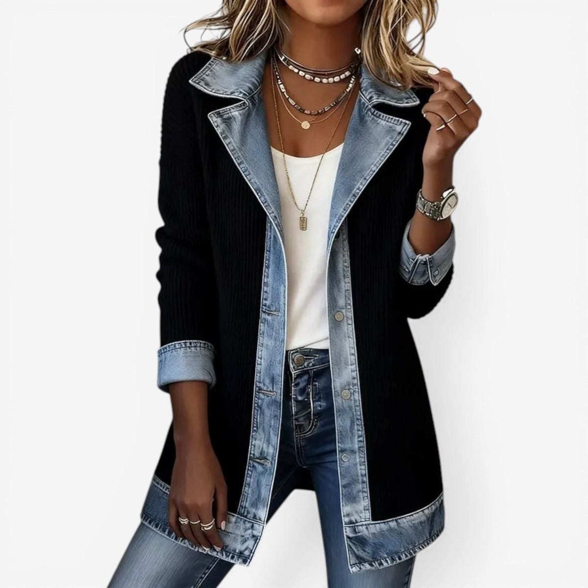 Strikjakke med denimdetaljer, set bagfra