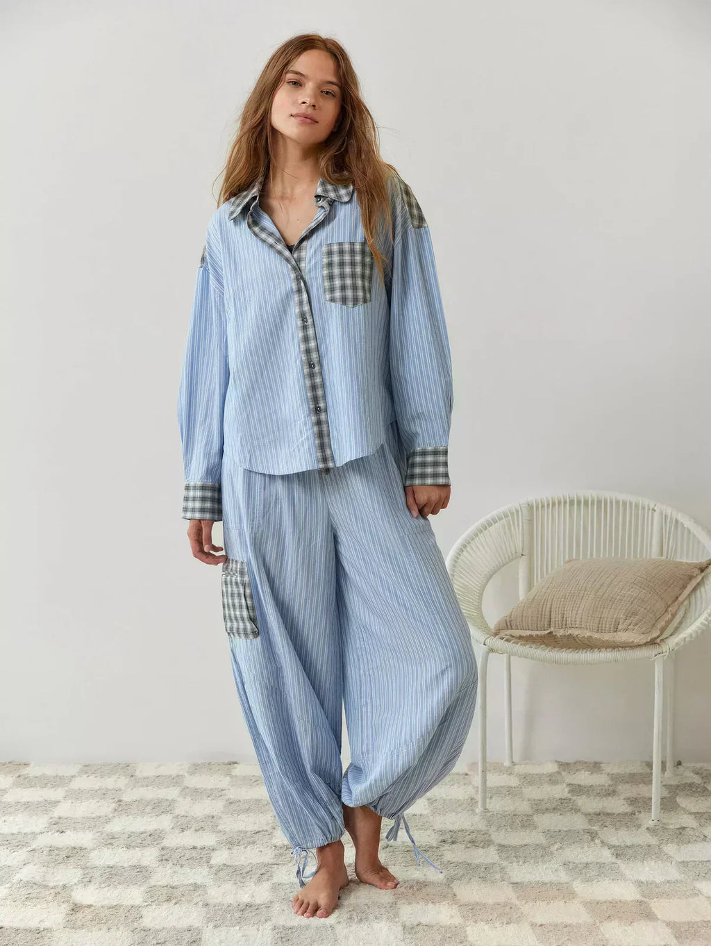 Ternet Pyjamasæt med Brystlomme til Damer – styling
