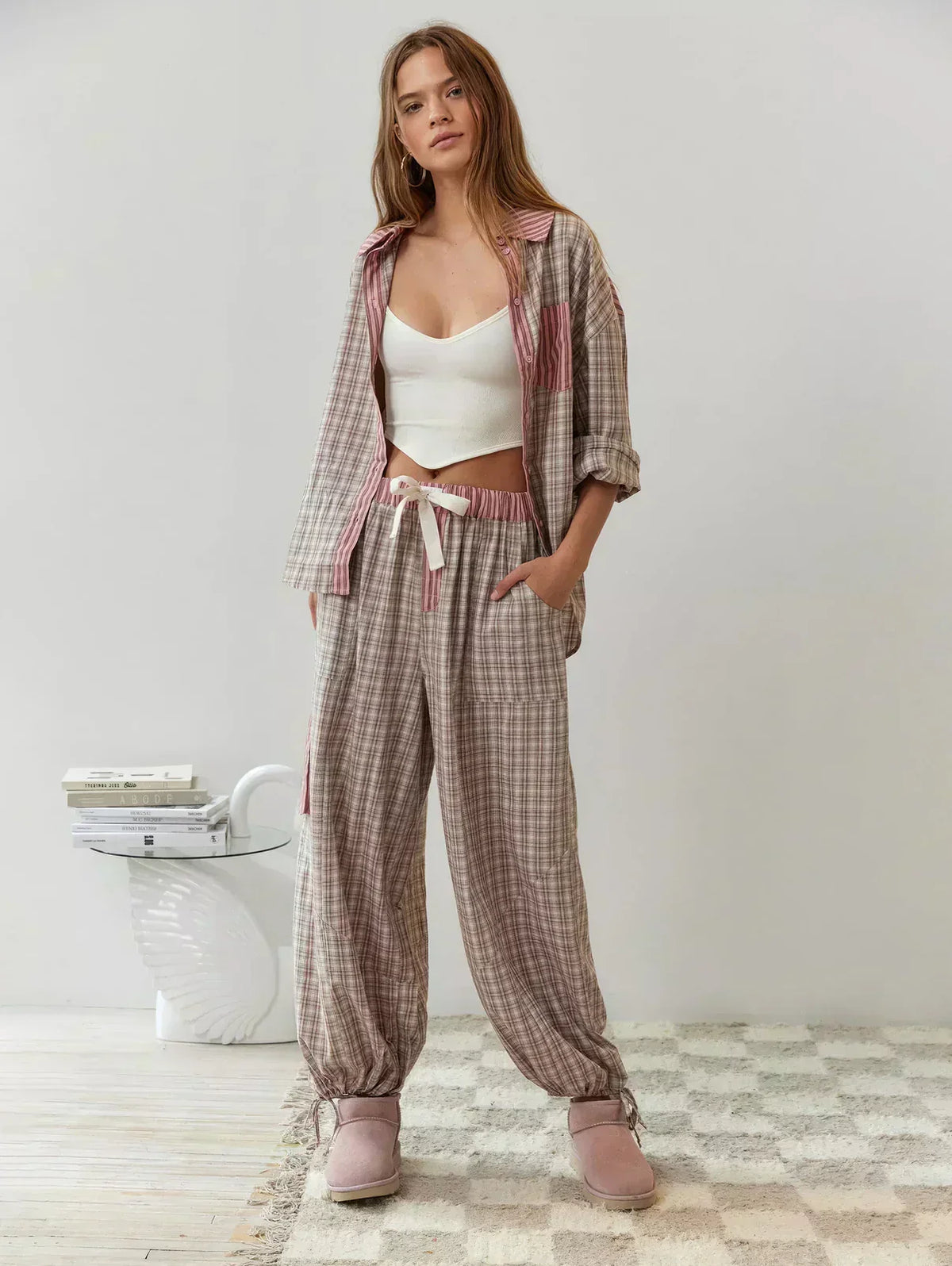 Ternet Pyjamasæt med Brystlomme til Damer – båret på model