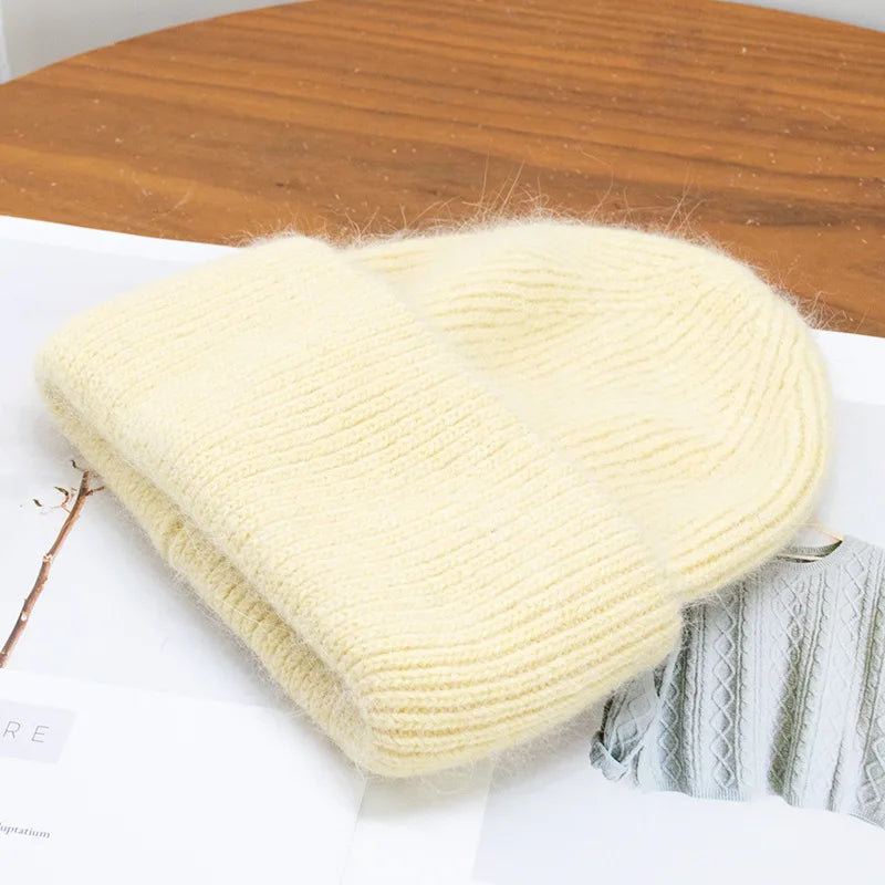 Fortykket hue med kunstpels til damer styling til hverdagsoutfit – som accessory