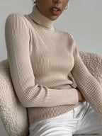 Rullekravesweater i abrikos, helfigur