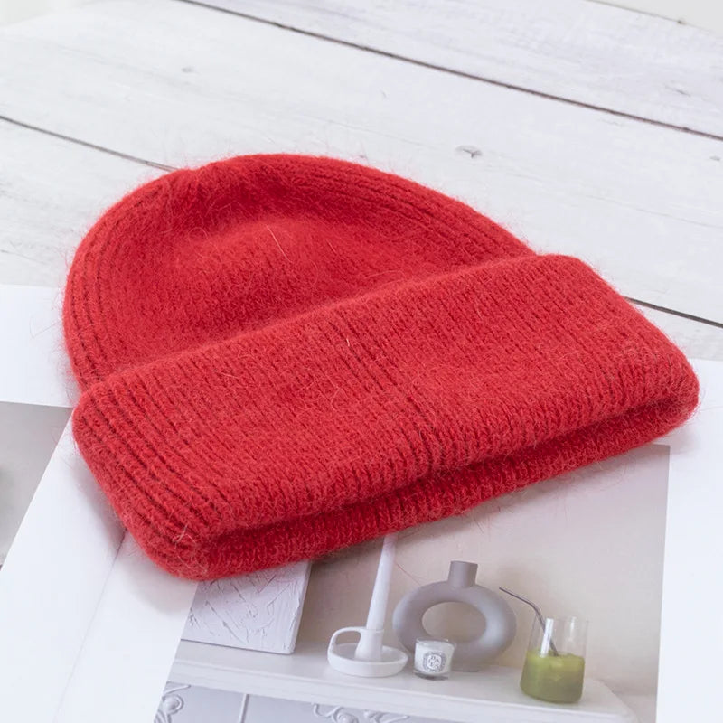 Fortykket hue med kunstpels til damer i detaljevisning – som accessory