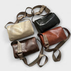 Crossbody taske set fra siden med metallisk finish