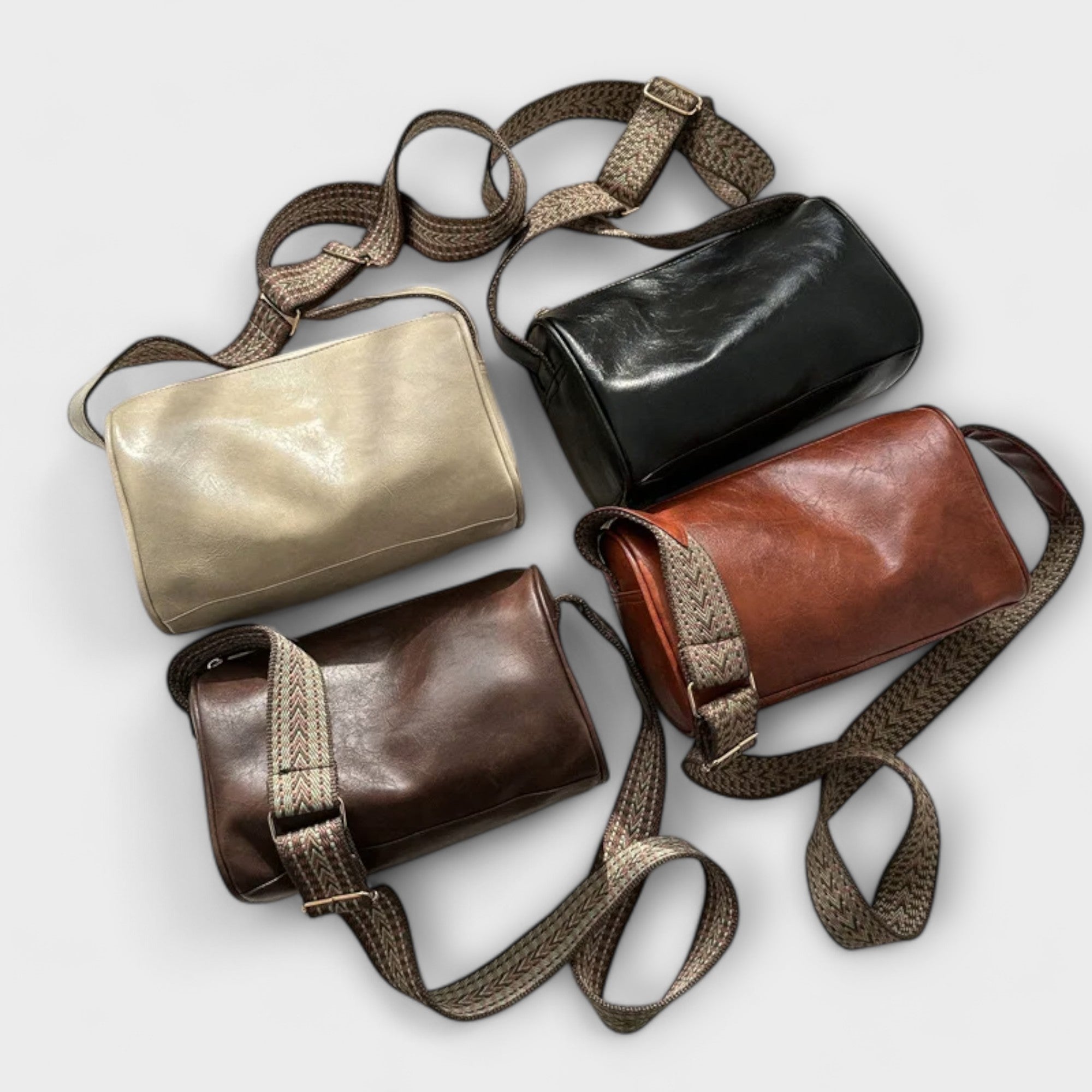Crossbody taske set fra siden med metallisk finish