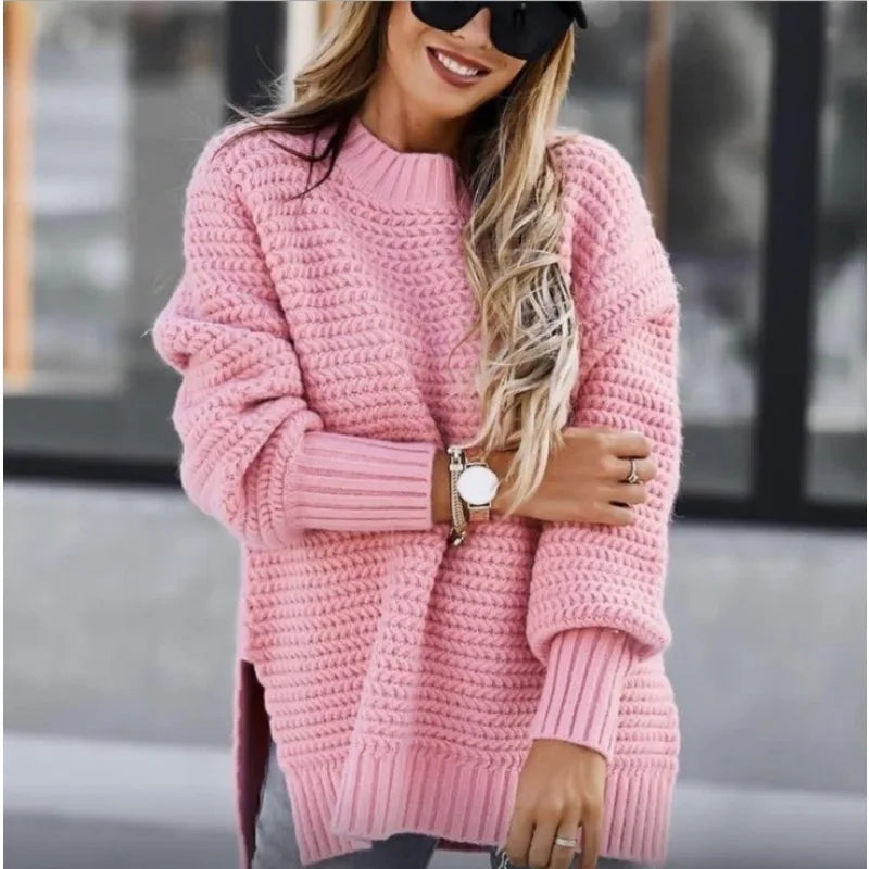Ensfarvet sweater stylet med jeans, helfigur