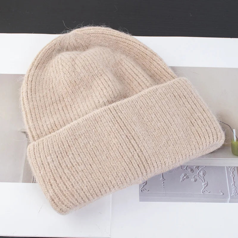 Fortykket hue med kunstpels til damer set skråt forfra – som accessory