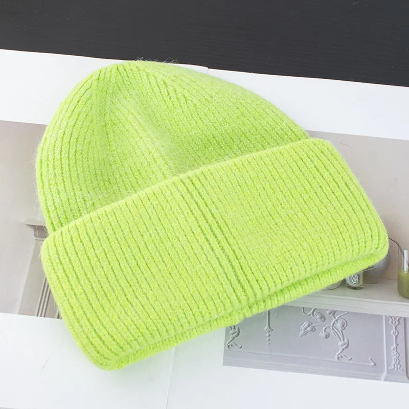 Fortykket hue med kunstpels til damer set fra siden – som accessory