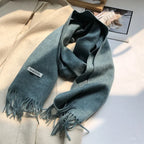 Uldtørklæde i vintagegrøn, close-up af strik