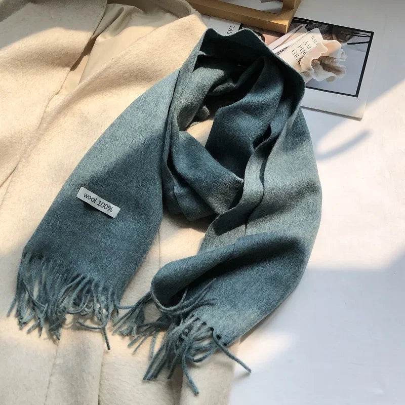 Uldtørklæde i vintagegrøn, close-up af strik