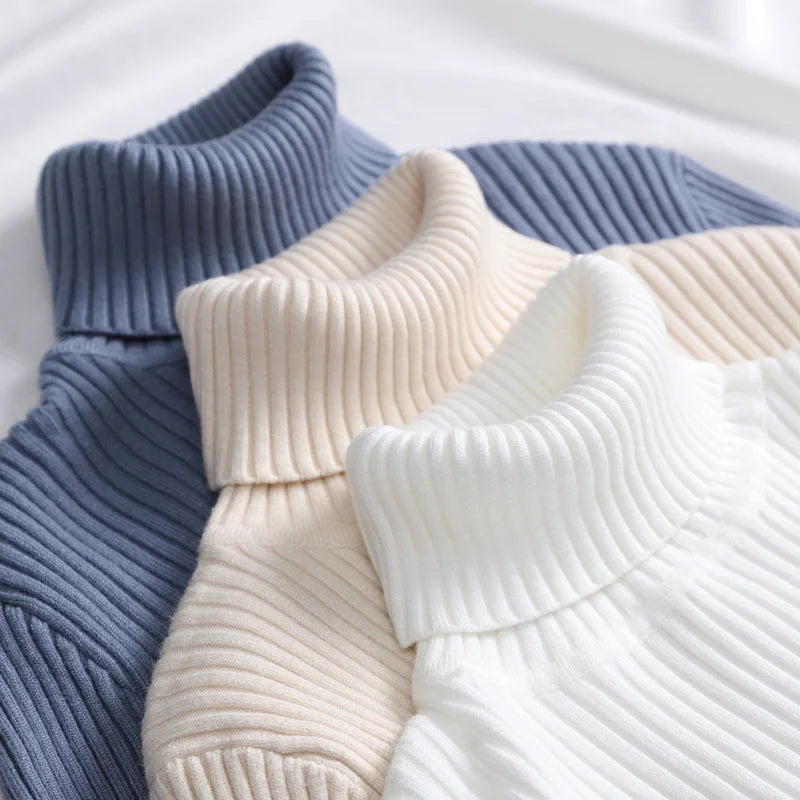 Cashmere-blød rullekravesweater til damer, set forfra