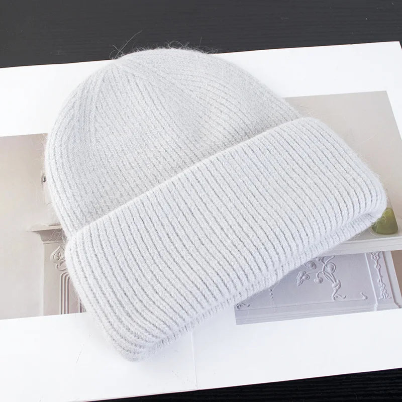 Fortykket hue med kunstpels til damer med fokus på kanten – som accessory