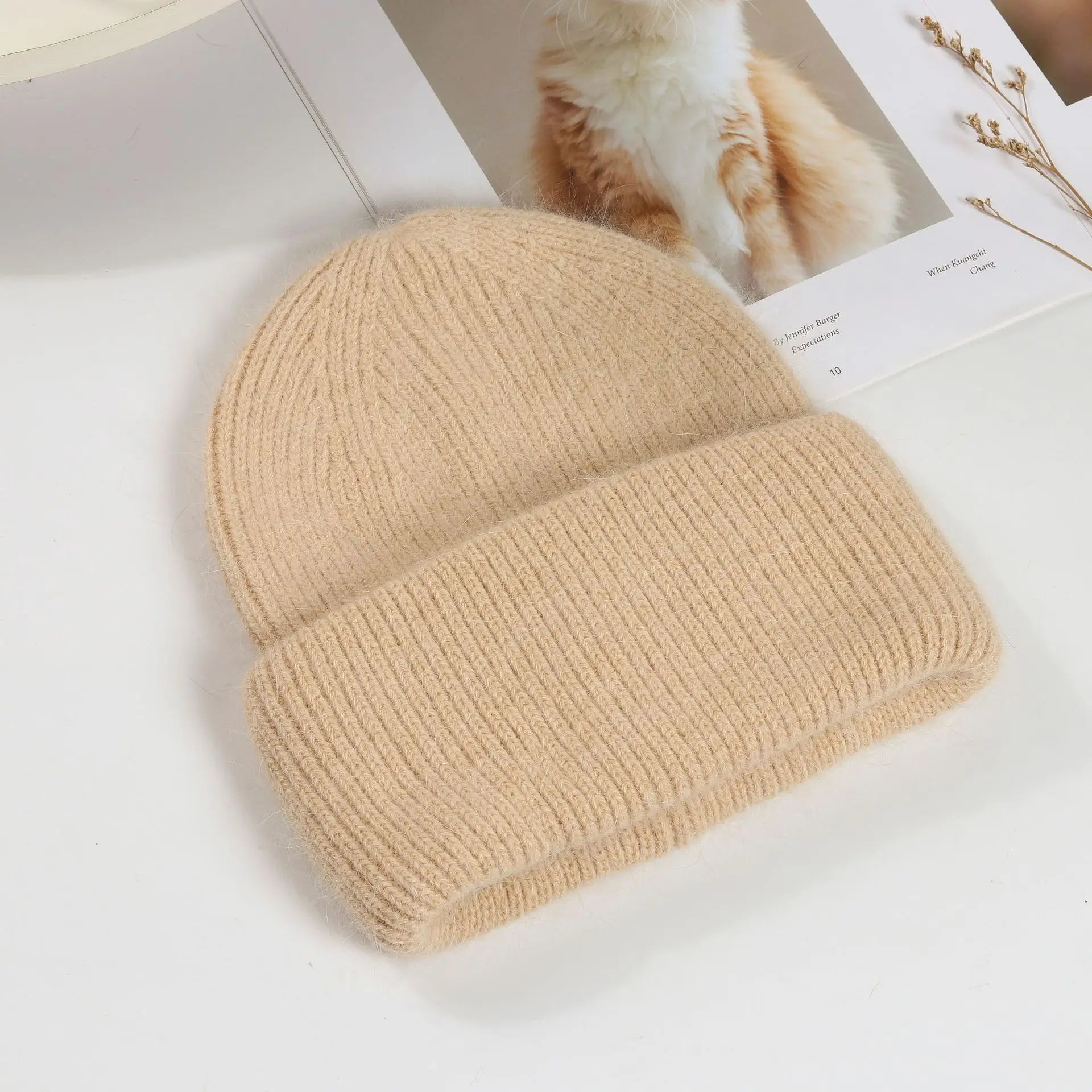 Fortykket hue med kunstpels til damer på hovedet – som accessory