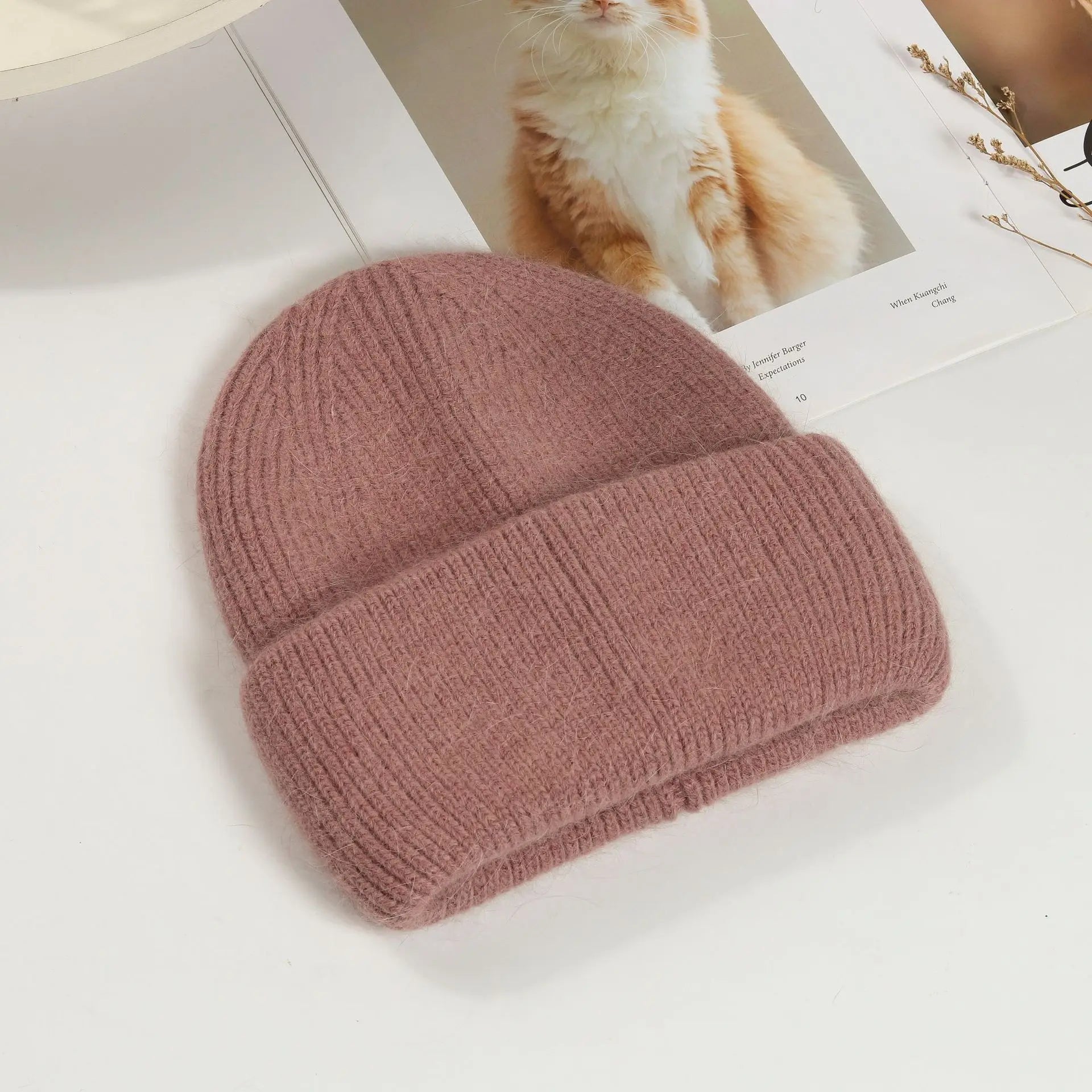 Fortykket hue med kunstpels til damer styling til hverdagsoutfit – til vinter