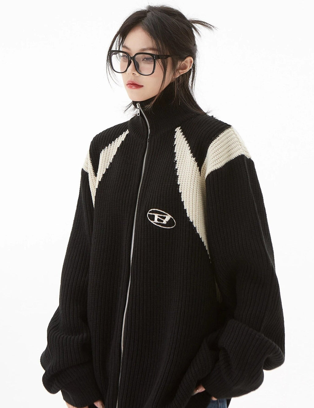 Oversized rullekrave-cardigan til damer – detalje af strik og krave