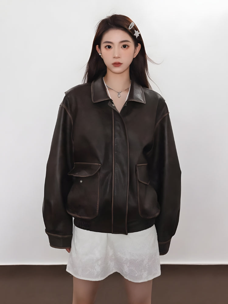 Oversized vintage kunstlæderjakke til damer – set fra siden