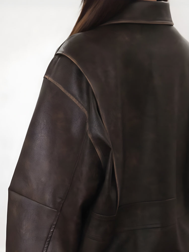 Oversized vintage kunstlæderjakke til damer – detalje af lukning og krave