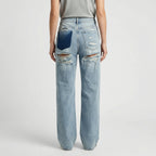 Højtaljede slidte jeans til damer set forfra i blå denim