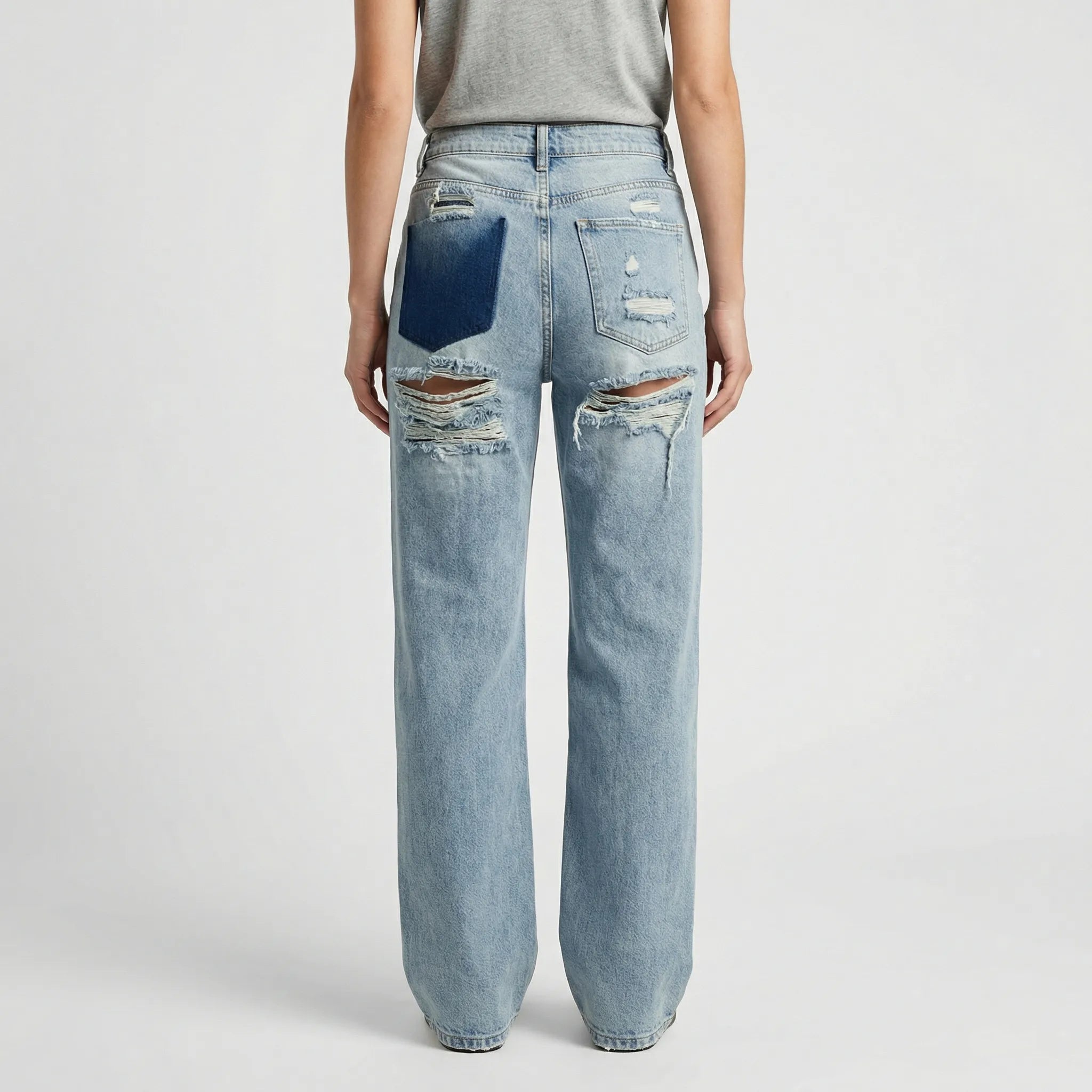 Højtaljede slidte jeans til damer set forfra i blå denim