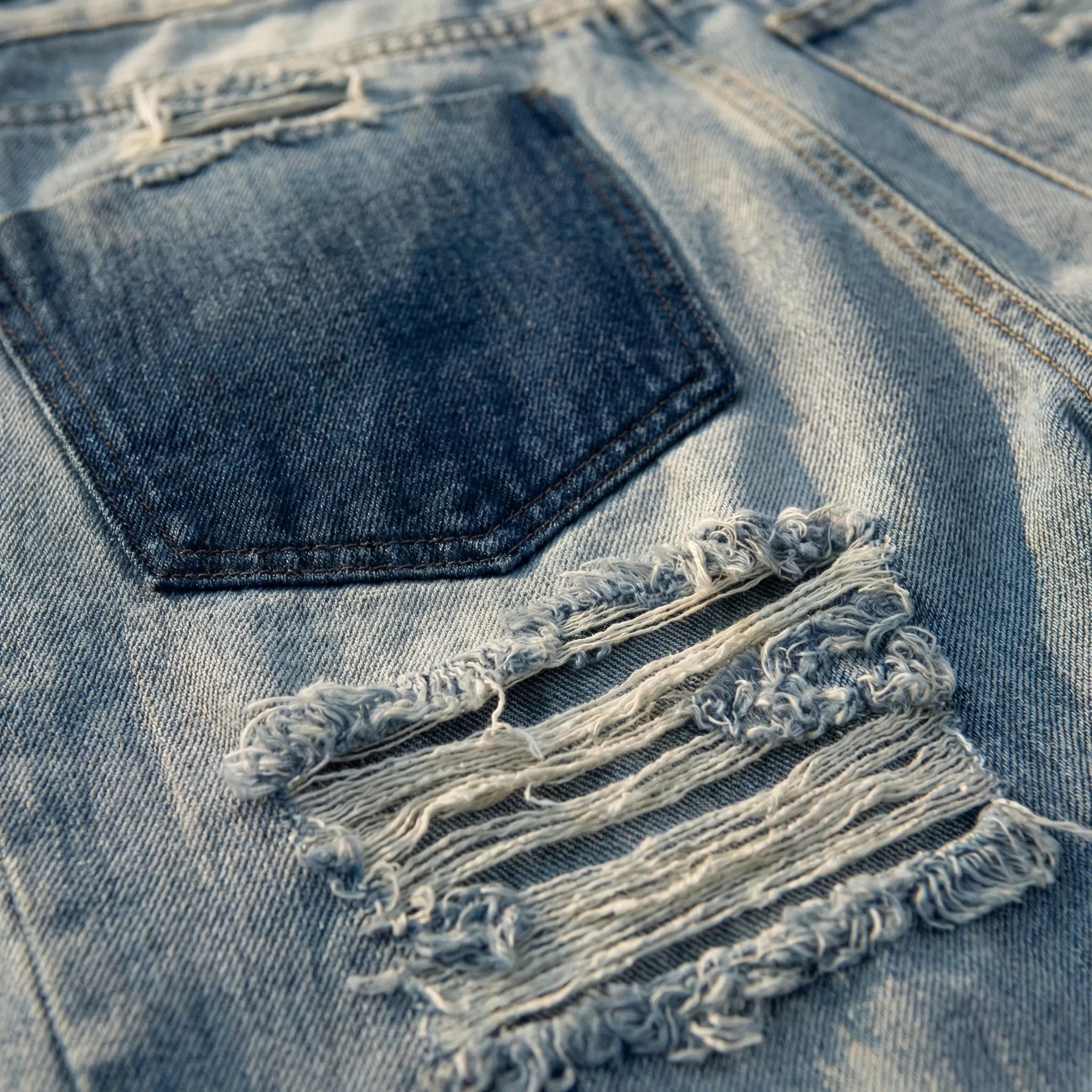 Slidte jeans til damer set bagfra med kontrastfarvet baglomme