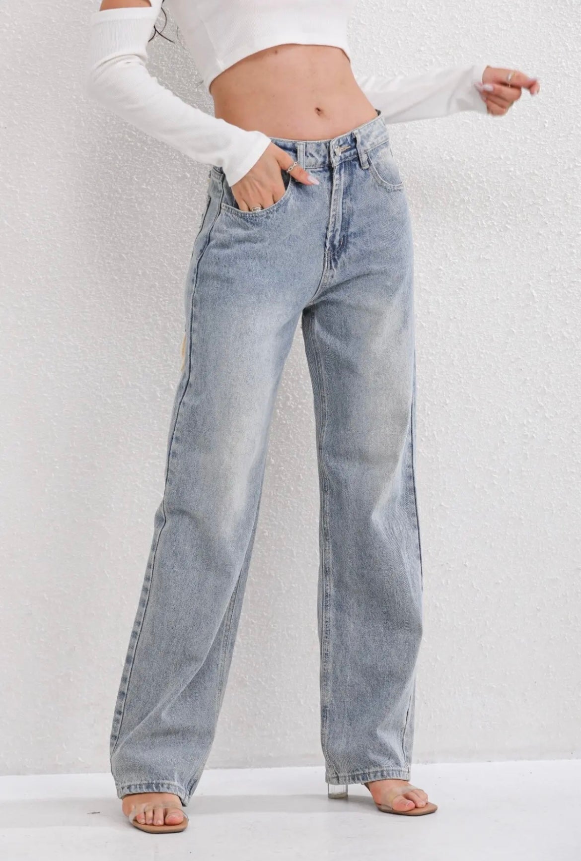 Slidte jeans til damer i grå denim set fra siden