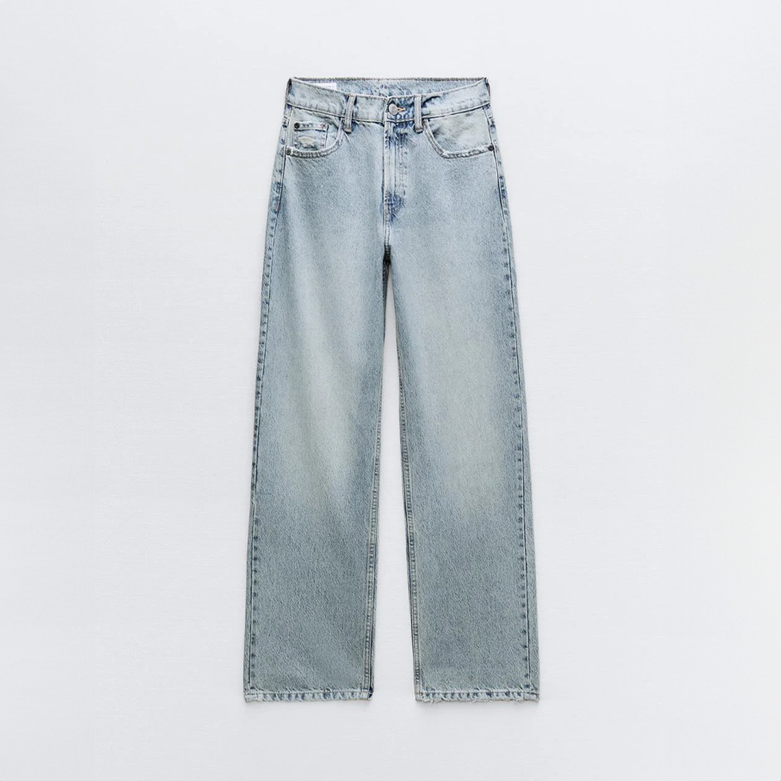Detaljebillede af høj talje og lynlåslukning på jeans til damer