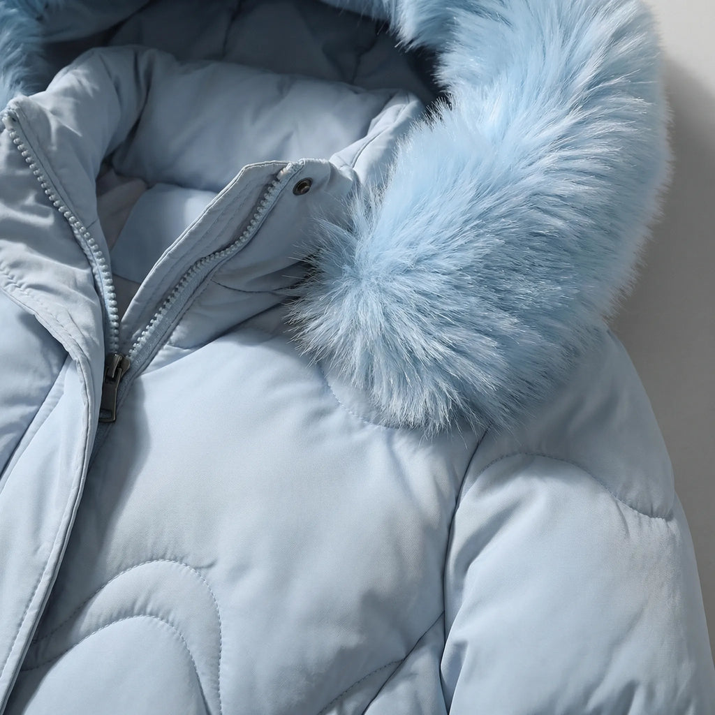 Tæt på hætten og den justerbare snor på den vandafvisende parka
