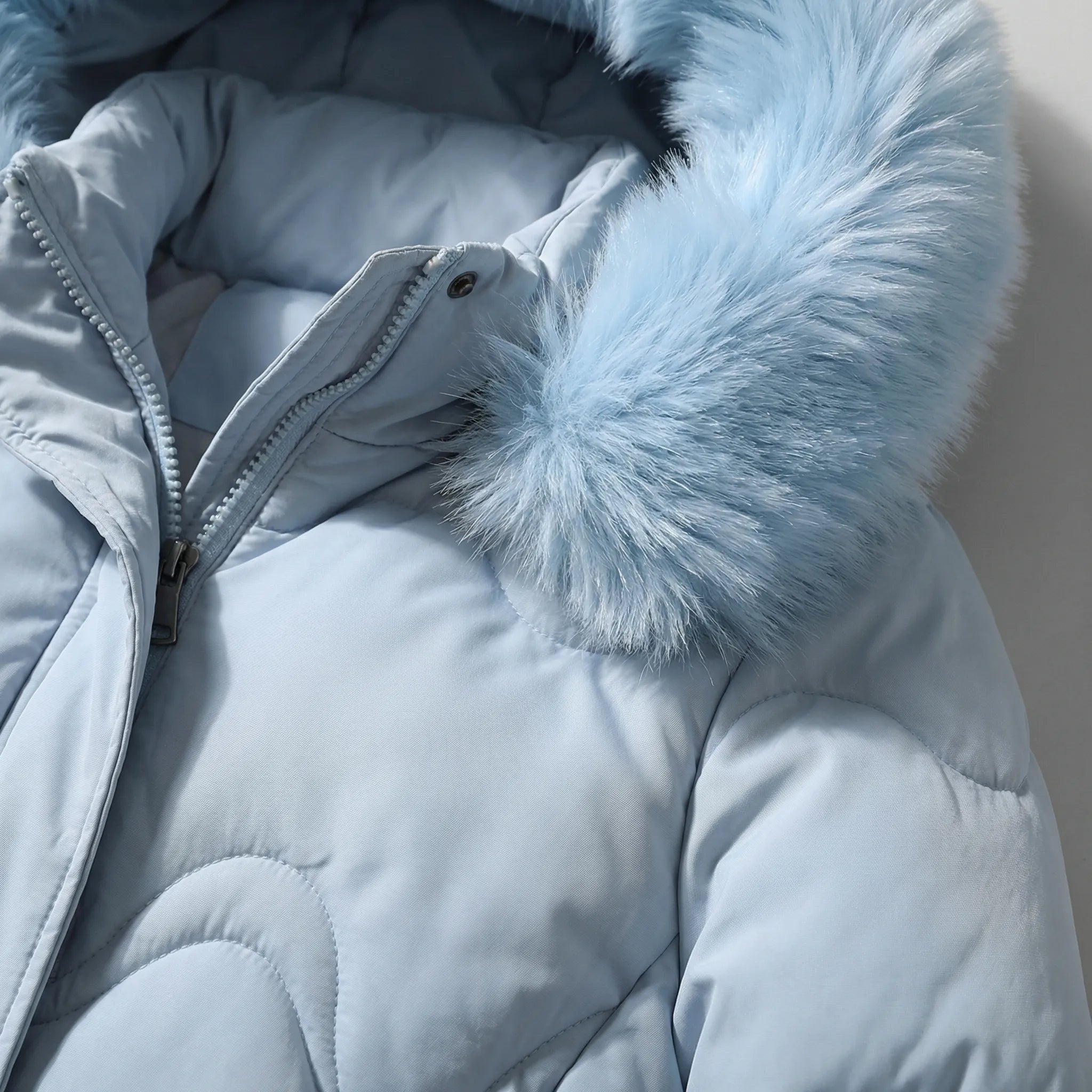 Tæt på hætten og den justerbare snor på den vandafvisende parka