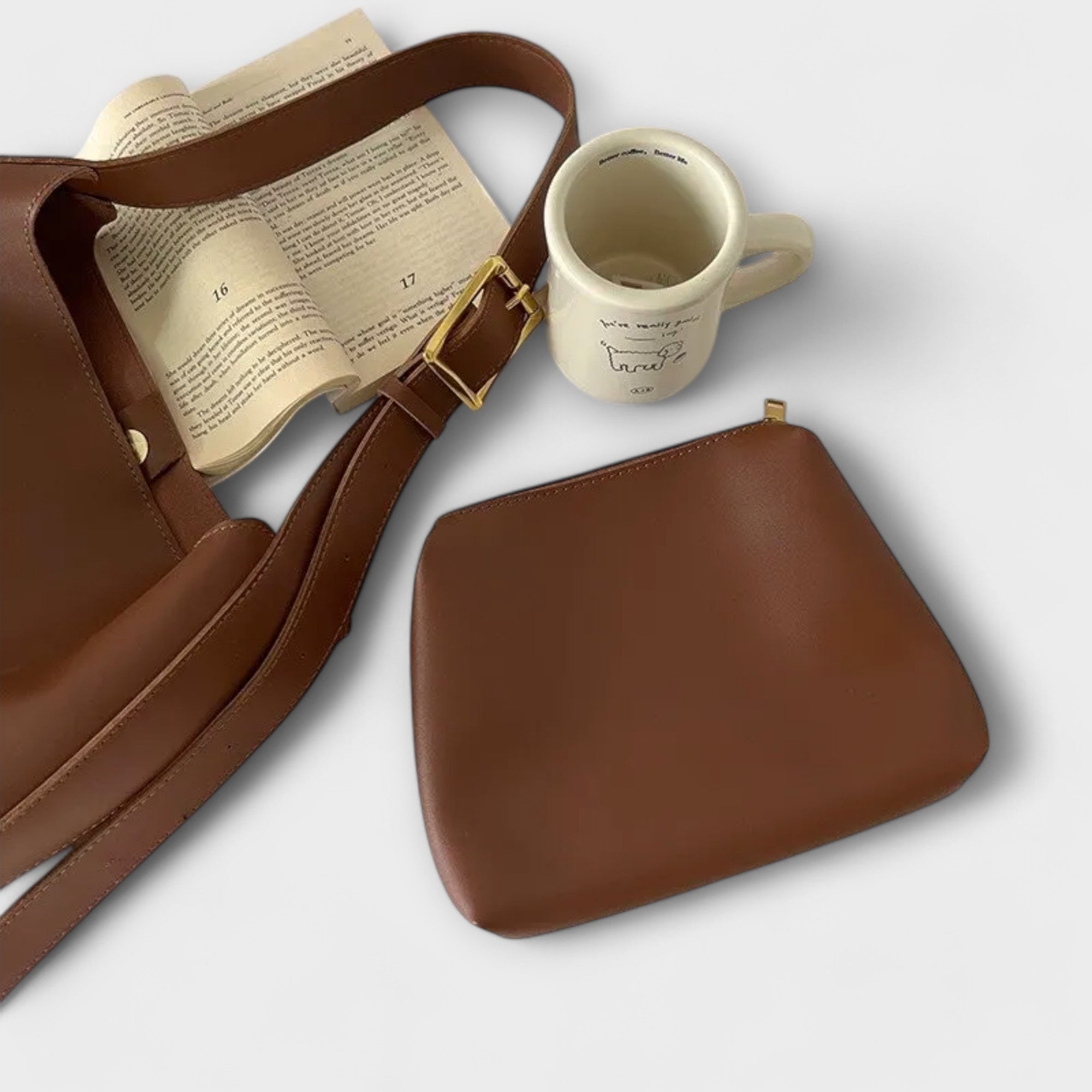 Skuldertaske set fra siden med detaljer på lukningen