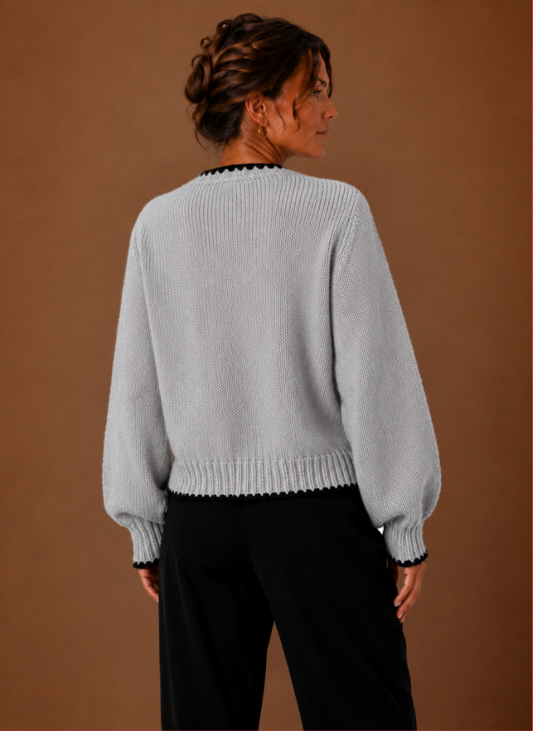 Croppet cardigan med ribstrikkede manchetter set bagfra