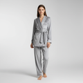 Varmt Pyjamasæt i Blødt Materiale til Damer – båret på model