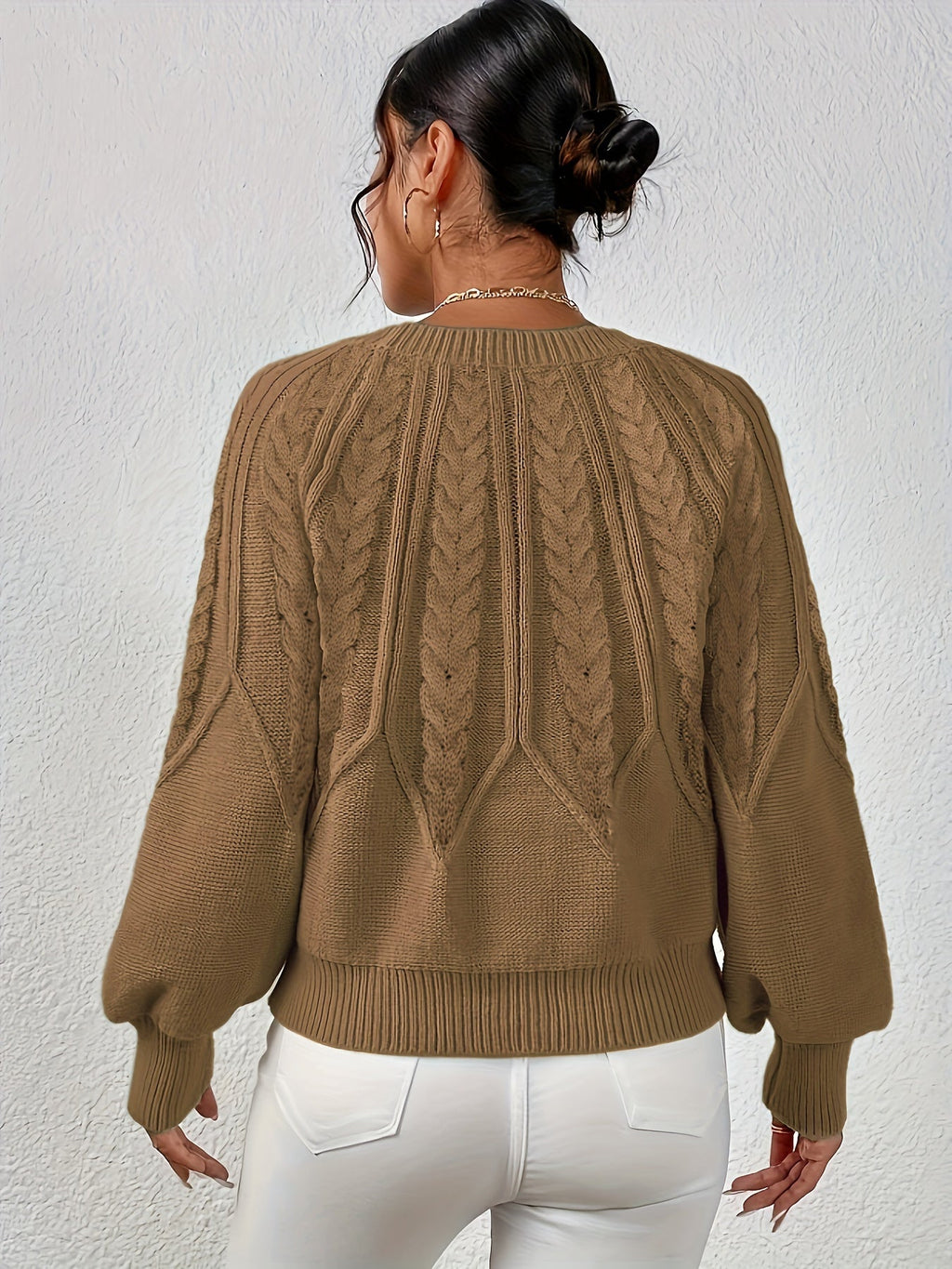 Afslappet kabelstrikket sweater, styling til hverdag