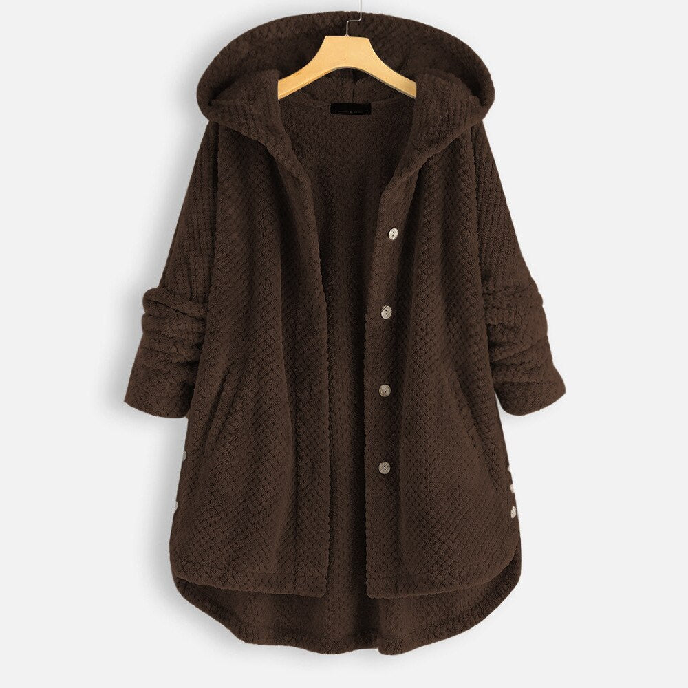 Oversized teddy jakke til damer i brun, close-up af knapperne foran